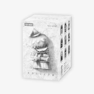 Embalagem branca com figura de boneco e texto POP MART e RESHAPE