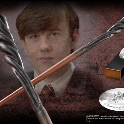 Duas varinhas em madeira e metal, caixa com rótulo 'Neville Longbottom', fundo com rosto de jovem