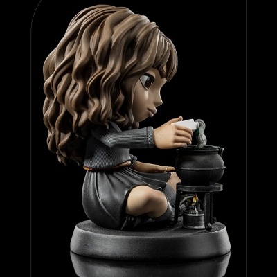 Figura colecionável de Hermione Granger a cozinhar num caldeirão