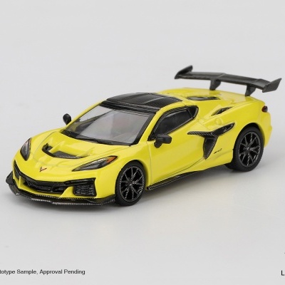 Miniatura de carro desportivo amarelo com asa traseira e detalhes pretos