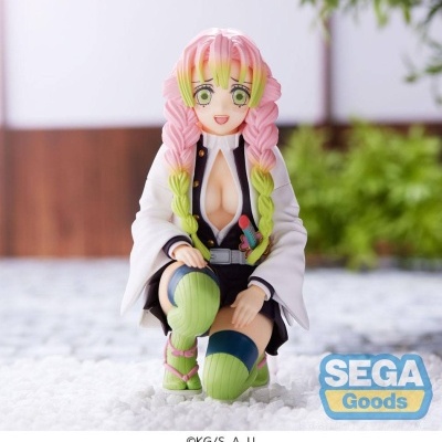 Figura colecionável de personagem anime com cabelo rosa e verde trançado, roupa kimono, sentada sobre superfície branca