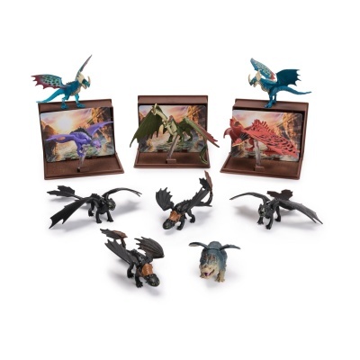 Figuras de dragões e monstros coloridos em plástico sobre fundo branco