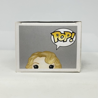 Caixa de boneco Pop! com cabelo loiro ondulado e olhos grandes pretos