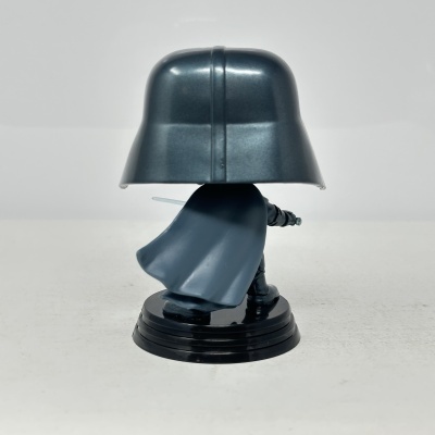 Figura vinil personagem com capa azul e capacete azul metalizado em base preta