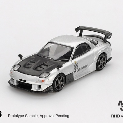 Miniatura de carro desportivo prata com capô preto em fundo branco