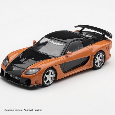 Miniatura de carro desportivo preto e castanho com asa traseira