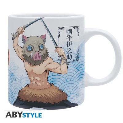 Caneca branca com ilustração de personagem anime com máscara de javali e lâminas