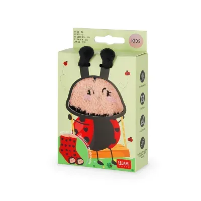Embalagem verde de meias para criança com ilustração de joaninha e texto KIDS.
