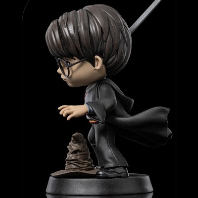 Figura colecionável de Harry Potter em estilo cartoon com capa preta e base circular preta