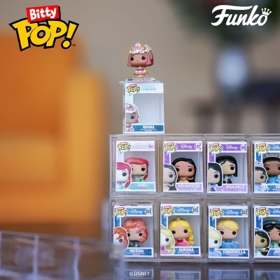 Figura Funko Pop! Rosana cor-de-rosa em caixa transparente com outras figuras Disney ao fundo