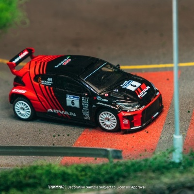 Miniatura de carro de corrida preto e vermelho com autocolantes e número 6