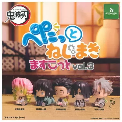 Cinco miniaturas coloridas de personagens do anime Demon Slayer alinhadas sobre uma superfície de madeira