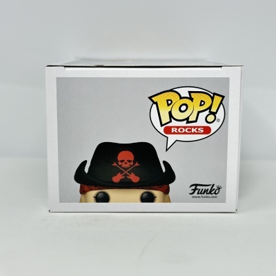 Caixa Funko Pop branca com figura com chapéu preto e caveira vermelha