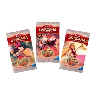 Três pacotes de cartas Disney Lorcana Reign of Rafan com personagens coloridos.