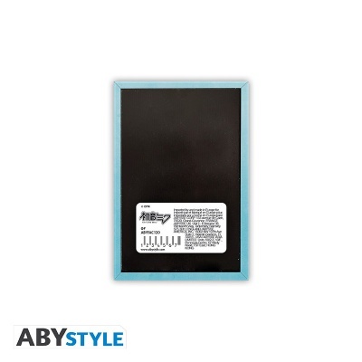 Parte traseira de quadro azul com etiqueta branca e texto