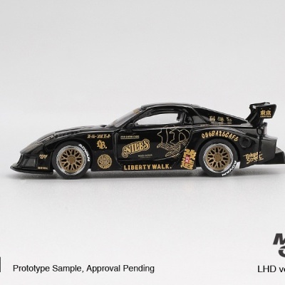 Miniatura de carro desportivo preto com detalhes dourados e texto em branco e japonês