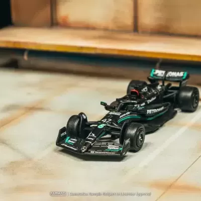 Miniatura de carro de Fórmula 1 preto com detalhes a verde e branco