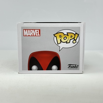Frente de caixa de Funko Pop! Marvel com figura vermelha e preta