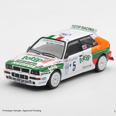 Miniatura de carro de corrida Lancia Totip com decoração colorida e patrocínios.