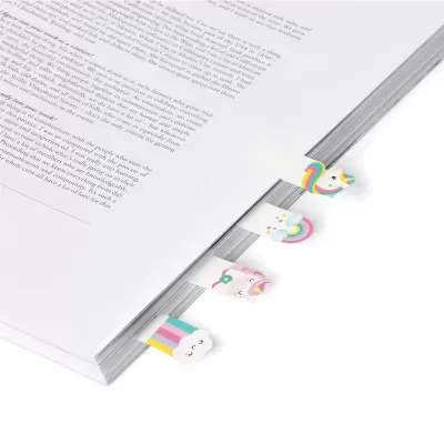 Livro com marcadores de página adesivos coloridos com desenhos de nuvem, unicórnio e arco-íris