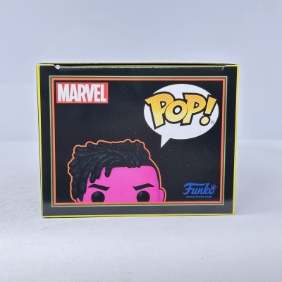 Embalagem Funko Pop Marvel com ilustração de personagem rosa com cabelo preto e textos POP!, MARVEL e Funko