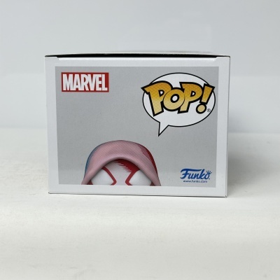 Caixa Funko Pop branco com logotipos Marvel e Funko e balão POP