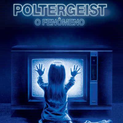 Criança com as mãos na televisão antiga iluminada de azul, título POLTERGEIST O FENÔMENO no topo