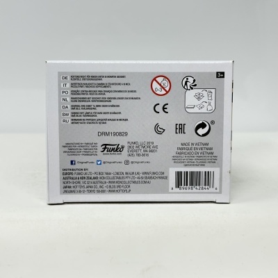 caixa branca com texto e símbolos de advertência da marca Funko