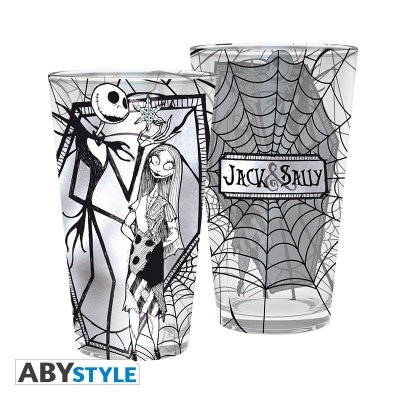 Dois copos de vidro com personagens Jack e Sally e teias de aranha em preto e branco