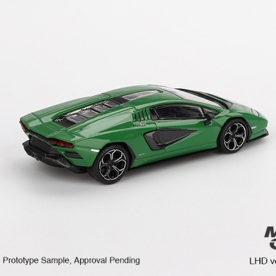 Miniatura de carro desportivo verde com detalhes em preto e jantes cromadas