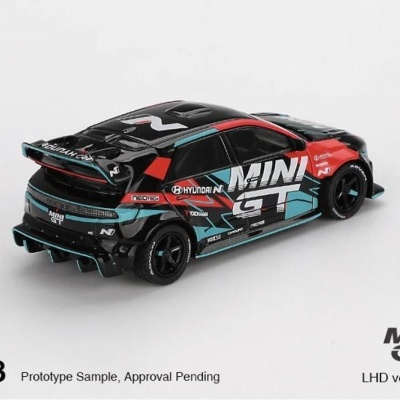 Miniatura de carro de corrida Hyundai preto, vermelho e azul em fundo branco