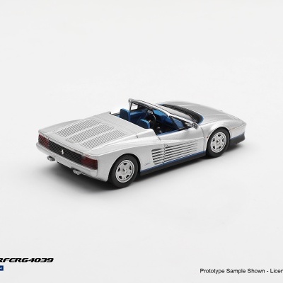 Miniatura de carro desportivo prata descapotável com interior azul em fundo branco