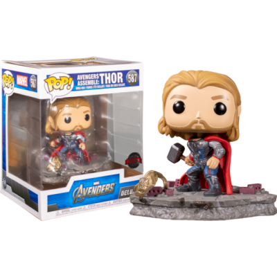 Funko Pop! Thor com martelo e capa vermelha, sobre base cinza, ao lado da caixa original.