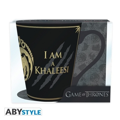 Caneca preta decorada com texto I AM A KHALEESI e logotipo GAME OF THRONES