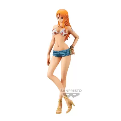 Figura feminina de anime com roupa de praia em fundo branco