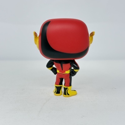 Figura Funko Pop vermelha e preta vista de costas