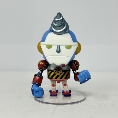 Figura de ação colorida com rosto branco e chifres prateados