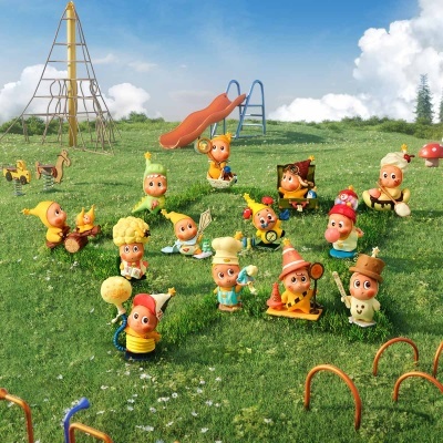 Mini figuras de brinquedo coloridas num campo verde com parque infantil ao fundo