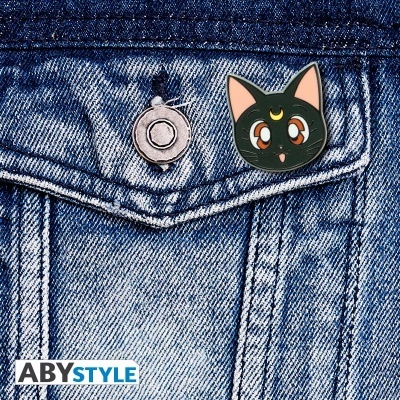 Pin de cabeça de gato preto em bolso de ganga azul claro