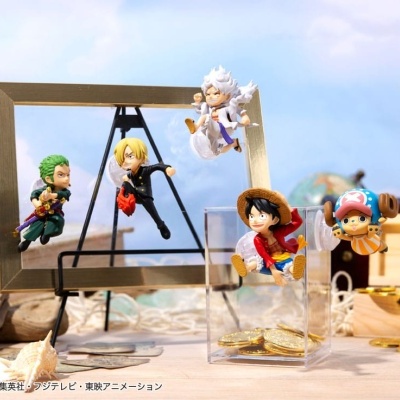 Figuras anime chibi coloridas em poses dinâmicas com moedas douradas e caixa de madeira