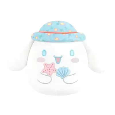 Pelúcia branca com chapéu azul e motivos marinhos