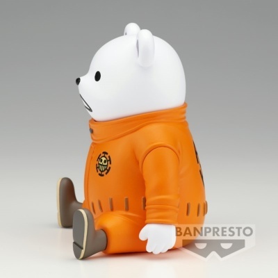 Figura decorativa de urso branco com fato laranja sentada em fundo cinzento