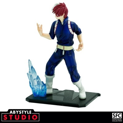Figura colecionável de personagem masculino com cabelo vermelho em pose de combate com efeito de gelo