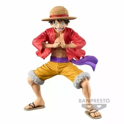 Boneco de Luffy de One Piece com chapéu de palha e roupa colorida em fundo branco