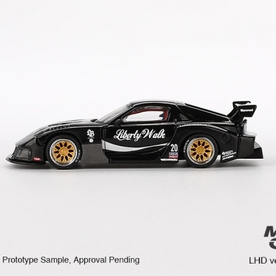 Miniatura de carro de corrida preto com rodas douradas e texto Liberty Walk