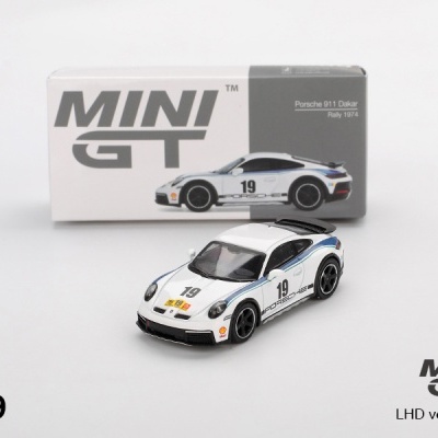 Miniatura de carro de corrida Porsche 911 Dakar 1974 branco com número 19 e caixa ao fundo