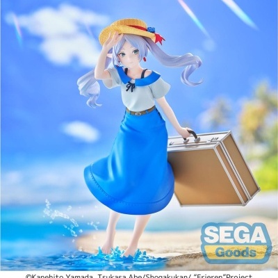 Figura de anime com vestido azul e chapéu amarelo em praia, segurando mala
