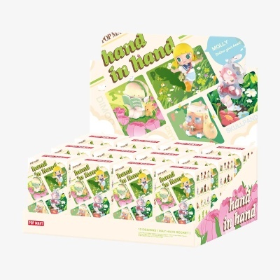 Expositor de caixas de colecionáveis POP MART hand in hand com figuras coloridas e texto em verde e rosa.