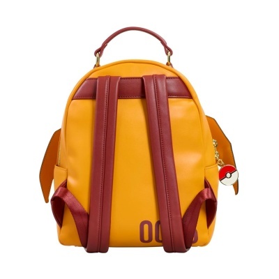 Mochila pequena amarela com detalhes vermelhos e chaveiro Pokéball.