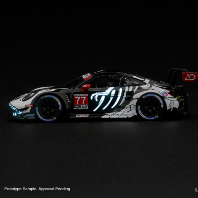 Miniatura de carro de corrida preto e branco com número 77 e iluminação no lado